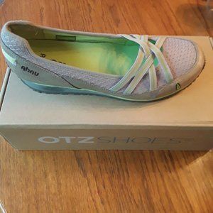 Ahnu by Teva Flat Travel Comfort Size 8.5